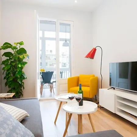 Perfectly Located 4-bed 4-bath In 2-1 *