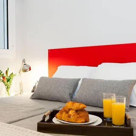 Perfectly Located 4-bed 4-bath In 2-1 Apartment Barcelona