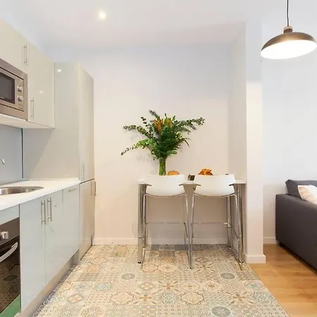 Perfectly Located 4-bed 4-bath In 2-1 Barcelona