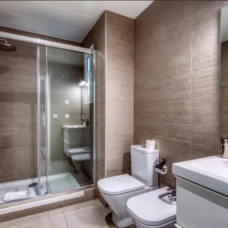 Perfectly Located 4-bed 4-bath In 2-1 Apartment