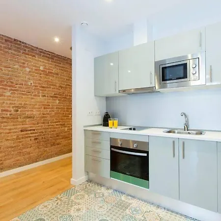 Apartment Perfectly Located 4-bed 4-bath In 2-1 *