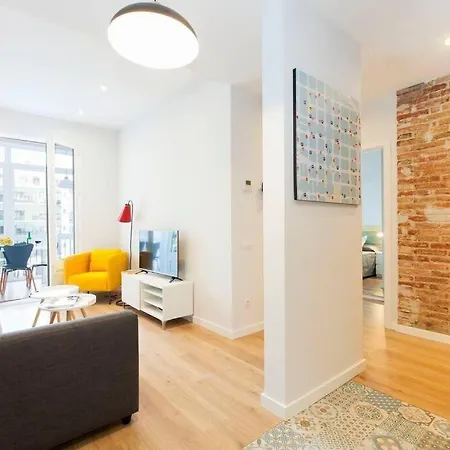 Perfectly Located 4-bed 4-bath In 2-1 Apartment
