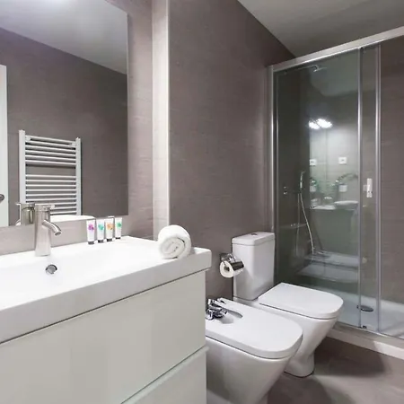 Apartment Perfectly Located 4-bed 4-bath In 2-1 *