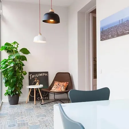 Perfectly Located 4-bed 4-bath In 2-1 Barcelona
