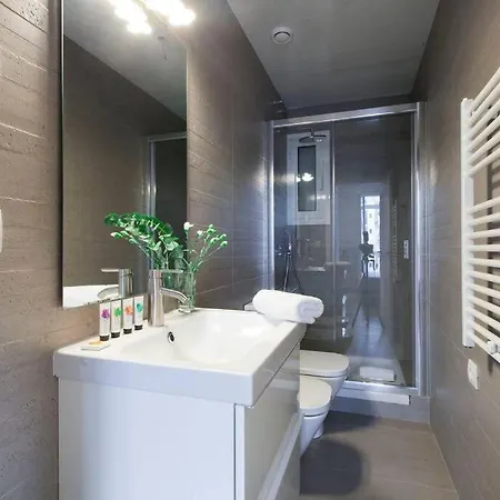 Apartment Perfectly Located 4-bed 4-bath In 2-1 Barcelona