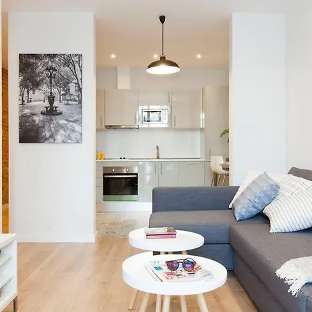 Perfectly Located 4-bed 4-bath In 2-1 *